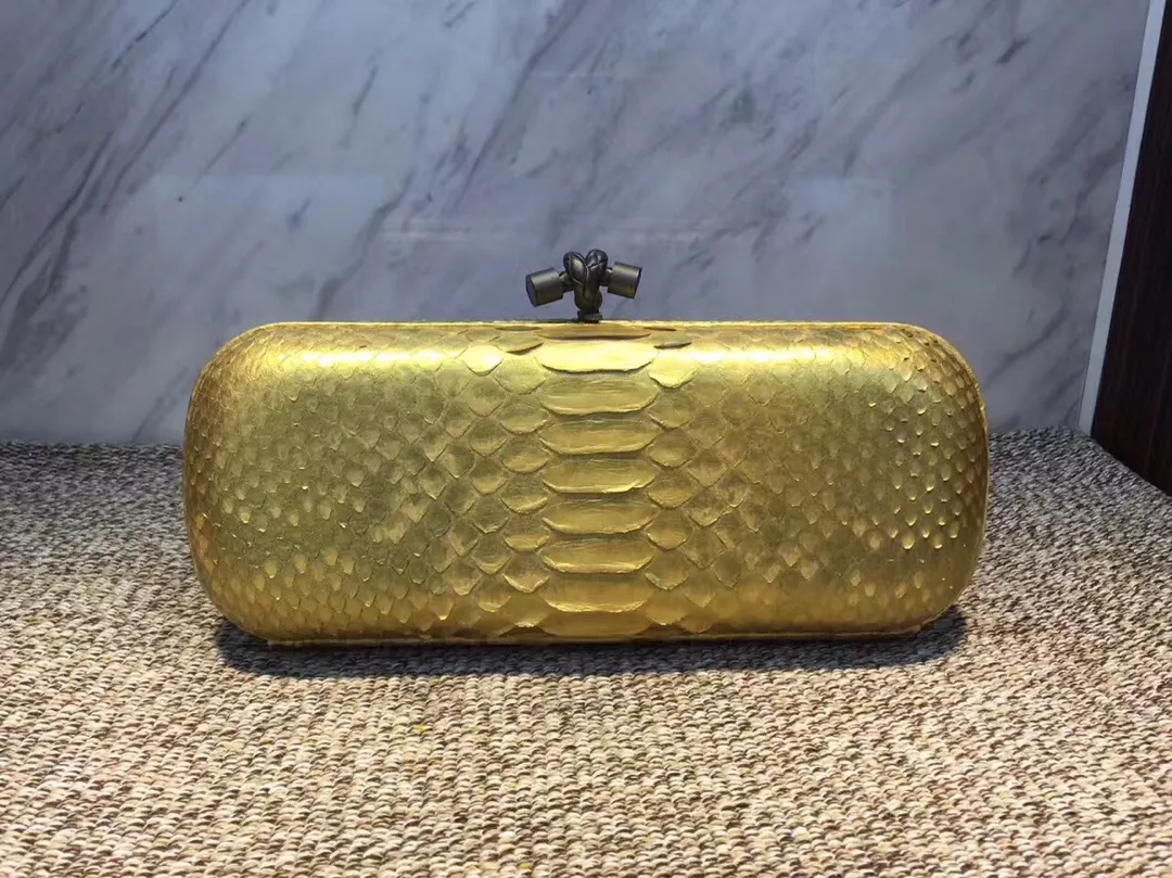 🔥🔥Model No. 8651🔥🔥This elegant clutch bag is one of the most popular handbags in woven bags. It is an interpretation of a classic design that was reintroduced in 2001. Since its launch, the Knot clutch has exhibited exquisite craftsmanship and integrated different styles from low-key to flamboyant. Each new Knot product demonstrates the irresistible and timeless charm of this classic handbag. This luxurious handbag features the signature braided rope buckle and is crafted from rare yellow-ringed forest snake and water snake skins. More charming and luxurious texture. Size Large 25cm